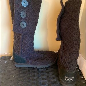 Black sweater Ugg’s